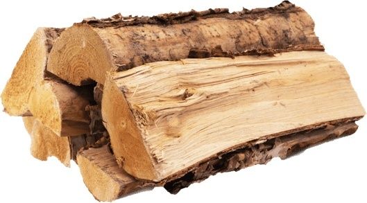 Staplad, kluven björkved med ljus ved och kvarvarande bark